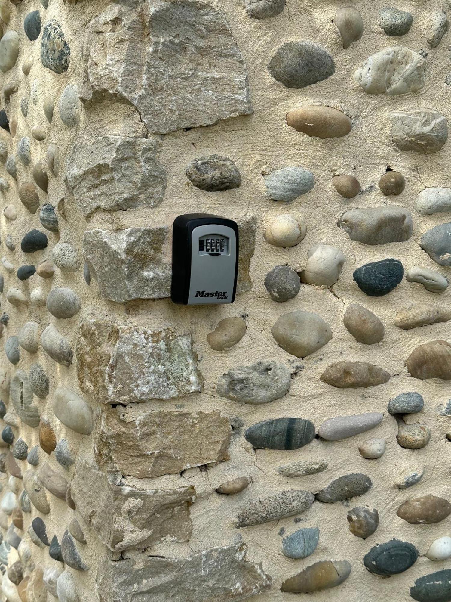 Maisonnette Independante Au Calme Dans Un Grand Jardin Chateauneuf-du-Rhone Exterior photo