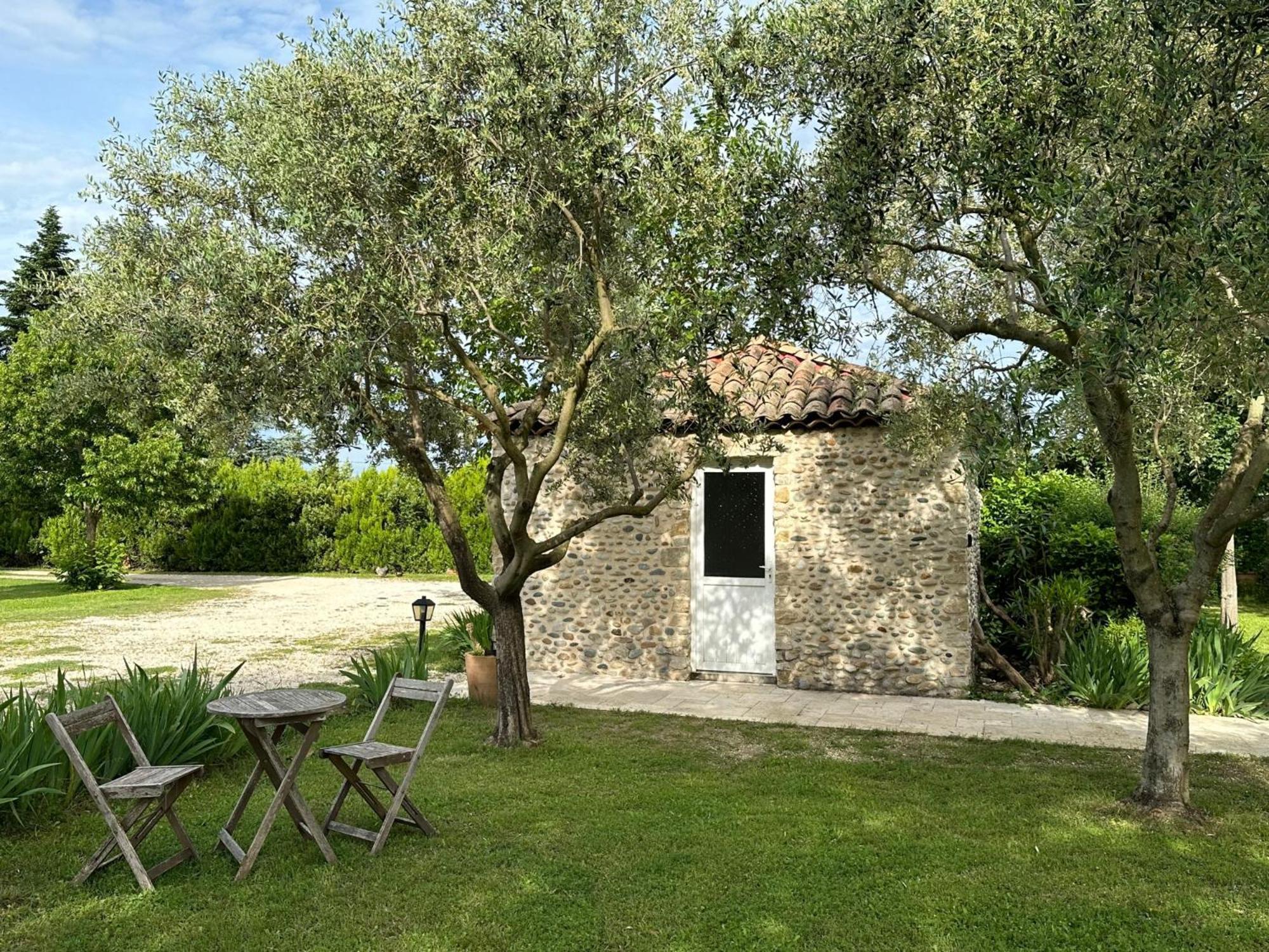 Maisonnette Independante Au Calme Dans Un Grand Jardin Chateauneuf-du-Rhone Exterior photo