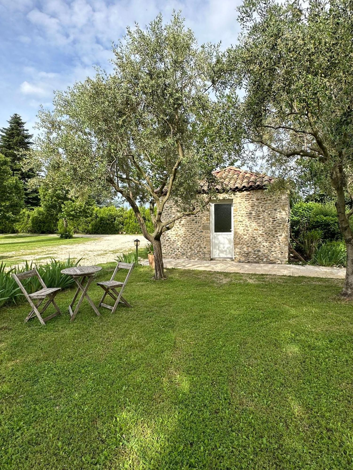Maisonnette Independante Au Calme Dans Un Grand Jardin Chateauneuf-du-Rhone Exterior photo